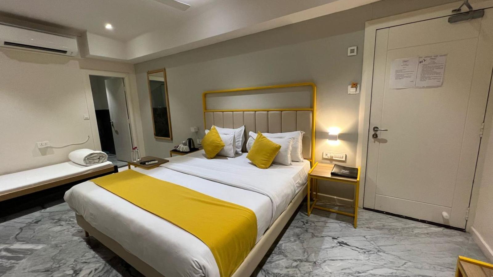 Phoenix - Unmatched Comfort Udaipur Eksteriør bilde
